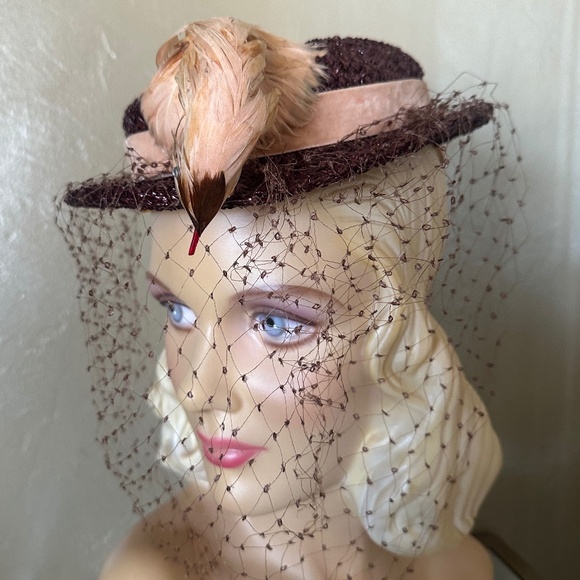 LOVELY 1940\'s BROIWN BOATER HAT WITH PINK FEATHER \